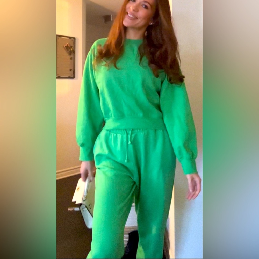 Green cropped sweat shirt